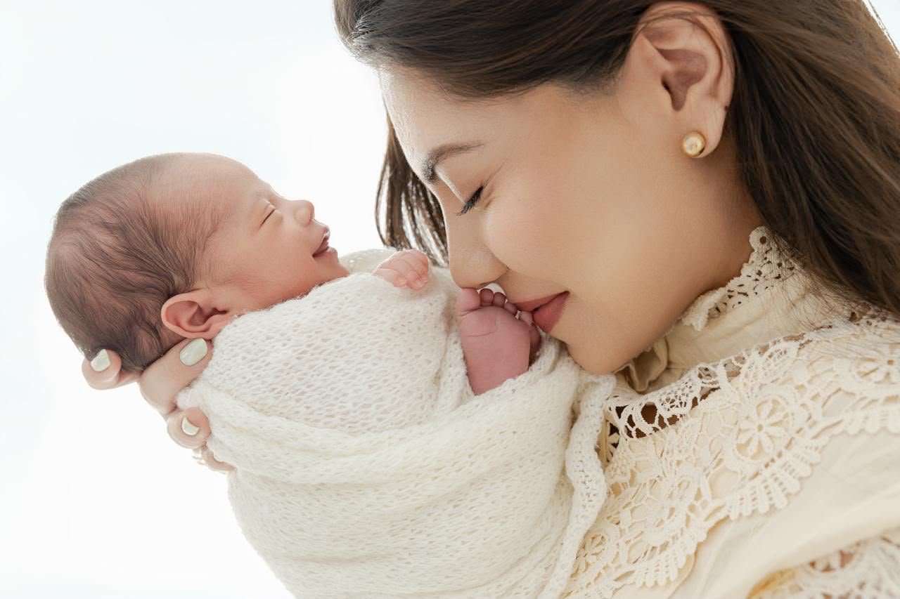 Mãe acolhendo seu bebê